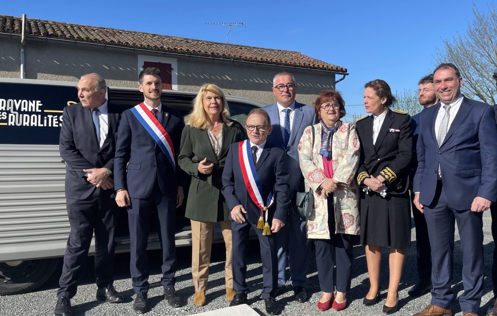 élus-devant-la-caravane-des-ruralites